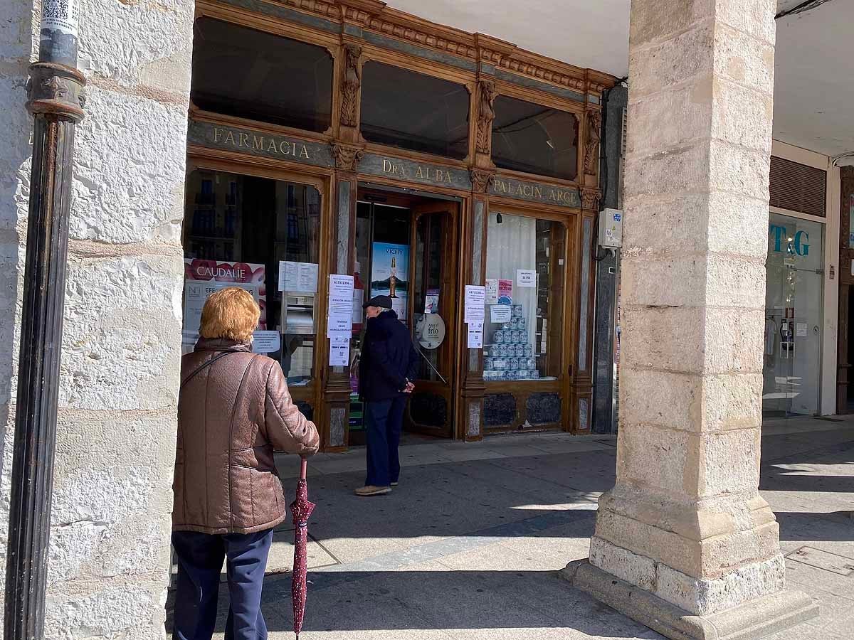 Sin mascarillas en 10 farmacias del centro de Burgos, 7 de ellas ni siquiera pueden apuntar en lista de espera