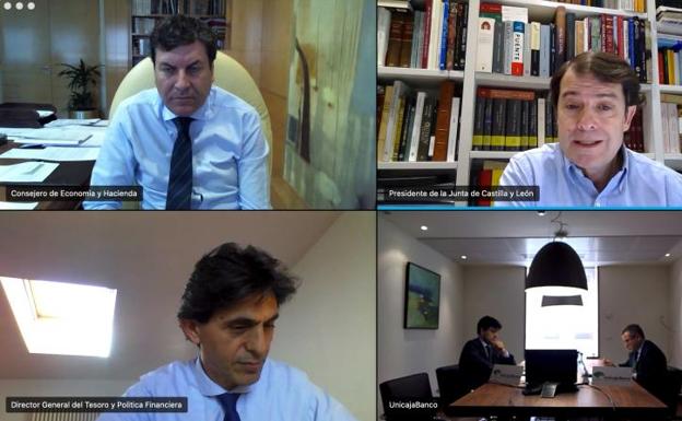 El presidente de la Junta, acompañado de responsables autonómicos y los representantes de Unicaja, durante la videoconferencia