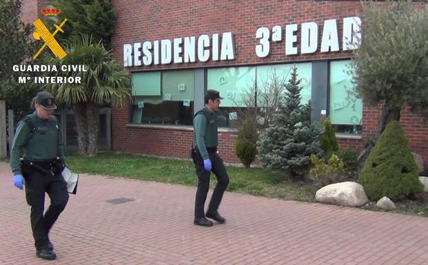 Los agentes visitan las residencisa de mayores para prestar apoyo