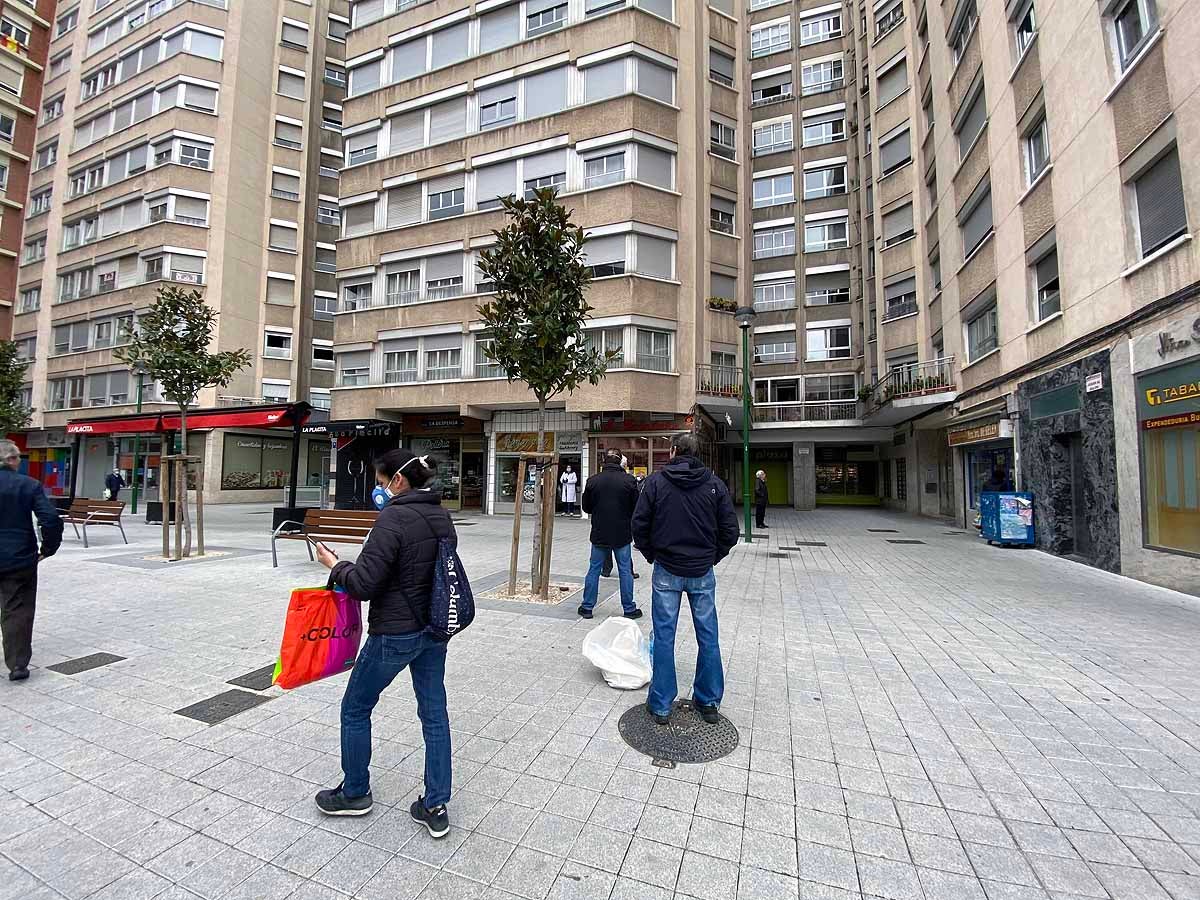 Los tiempos de espera en las tiendas de alimentación volvían a ser muy largos este jueves .