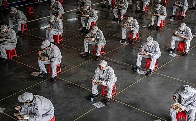Trabajadores de la planta de Honda de Wuhan durante el descanso para comer. 
