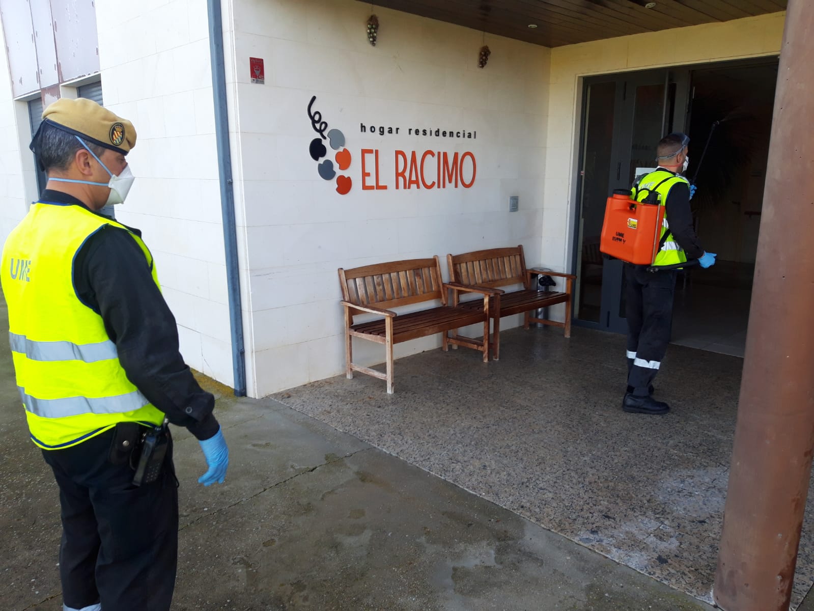 Fotos: La UME se despliega por la provincia para limpiar las residencias de ancianos