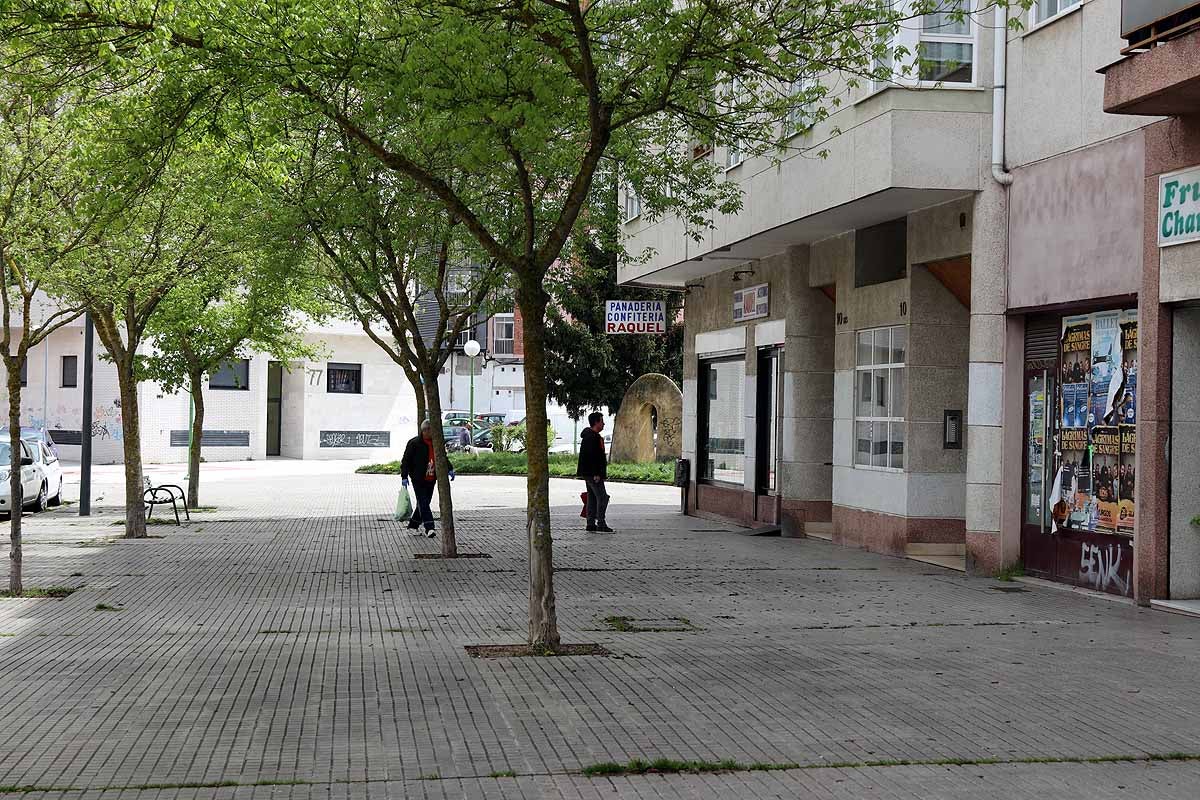 Las calles de Gamonal no soportaban la cantidad de gente habitual para un sábado por la mañana con una temperatura apacible. Si los burgaleses no pueden socializar ni expresarse en la calle, lo hacen en los balcones y ventanas. Los edificios del barrio de Gamonal son un ejemplo de ello.