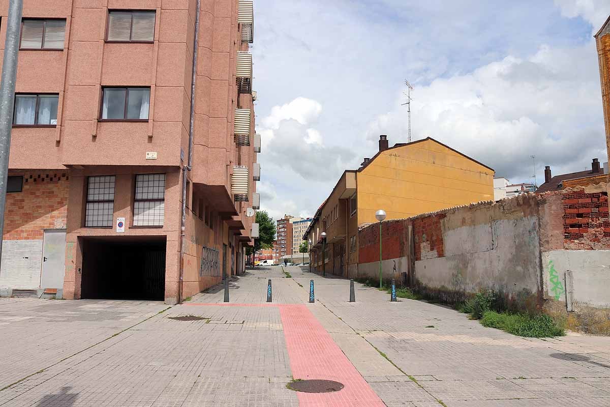 Las calles de Gamonal no soportaban la cantidad de gente habitual para un sábado por la mañana con una temperatura apacible. Si los burgaleses no pueden socializar ni expresarse en la calle, lo hacen en los balcones y ventanas. Los edificios del barrio de Gamonal son un ejemplo de ello.