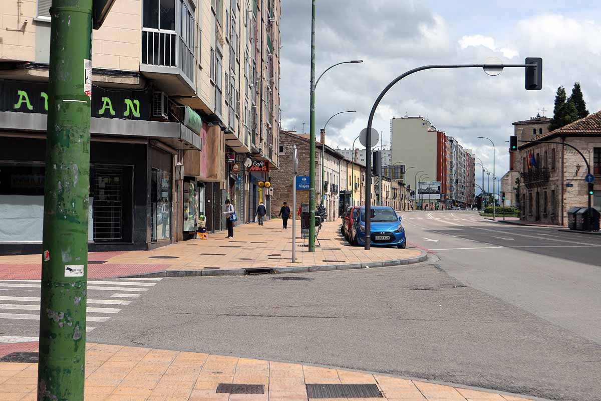 Las calles de Gamonal no soportaban la cantidad de gente habitual para un sábado por la mañana con una temperatura apacible. Si los burgaleses no pueden socializar ni expresarse en la calle, lo hacen en los balcones y ventanas. Los edificios del barrio de Gamonal son un ejemplo de ello.