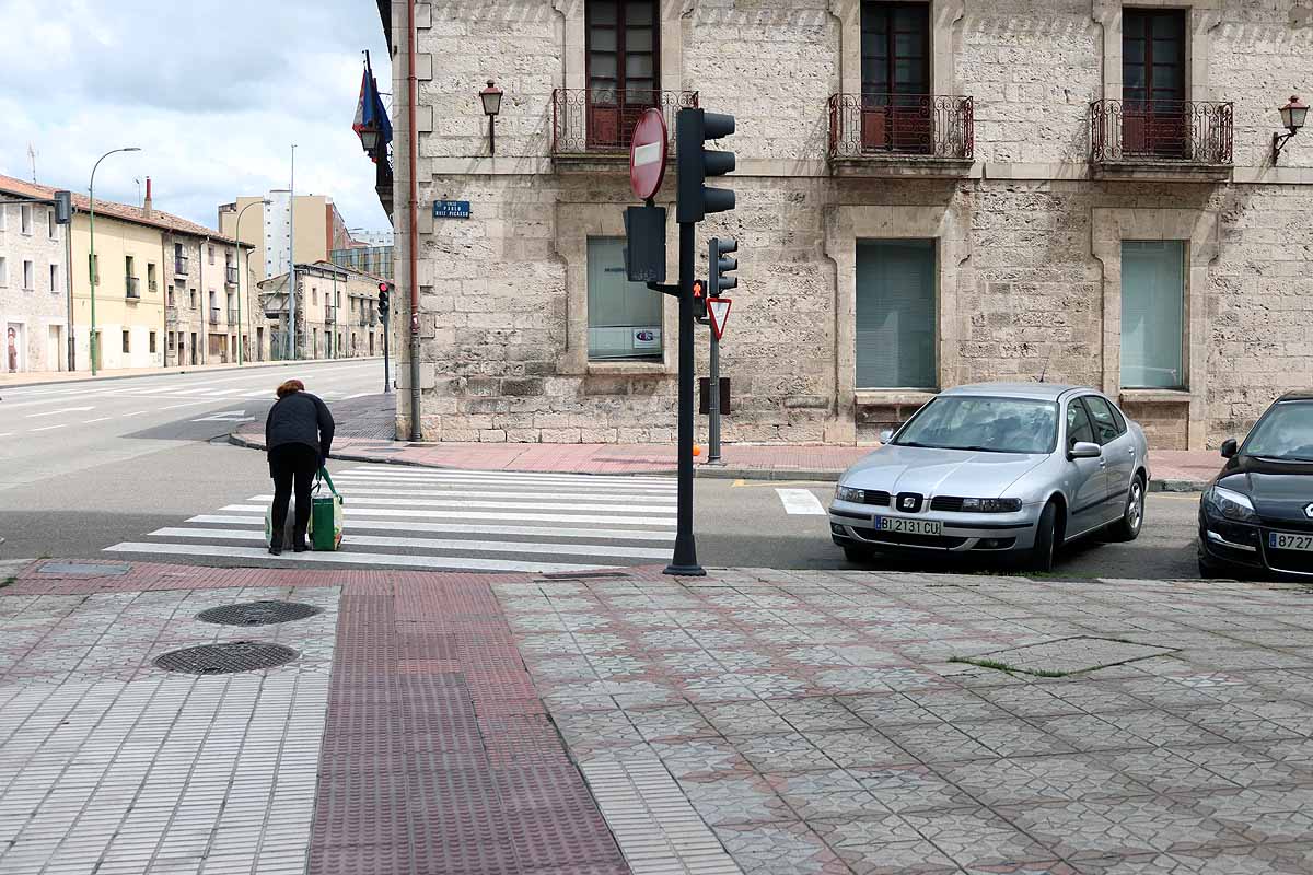 Las calles de Gamonal no soportaban la cantidad de gente habitual para un sábado por la mañana con una temperatura apacible. Si los burgaleses no pueden socializar ni expresarse en la calle, lo hacen en los balcones y ventanas. Los edificios del barrio de Gamonal son un ejemplo de ello.