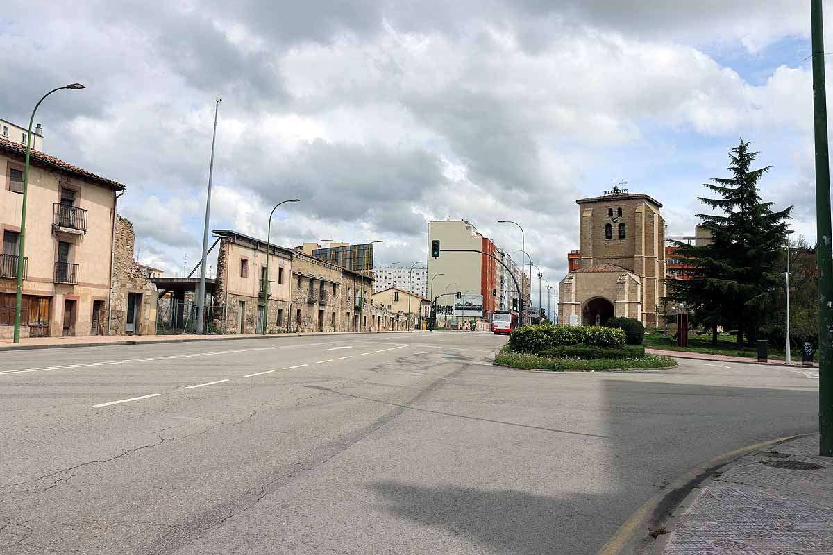Las calles de Gamonal no soportaban la cantidad de gente habitual para un sábado por la mañana con una temperatura apacible. Si los burgaleses no pueden socializar ni expresarse en la calle, lo hacen en los balcones y ventanas. Los edificios del barrio de Gamonal son un ejemplo de ello.