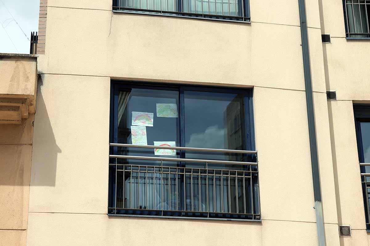 Las calles de Gamonal no soportaban la cantidad de gente habitual para un sábado por la mañana con una temperatura apacible. Si los burgaleses no pueden socializar ni expresarse en la calle, lo hacen en los balcones y ventanas. Los edificios del barrio de Gamonal son un ejemplo de ello.