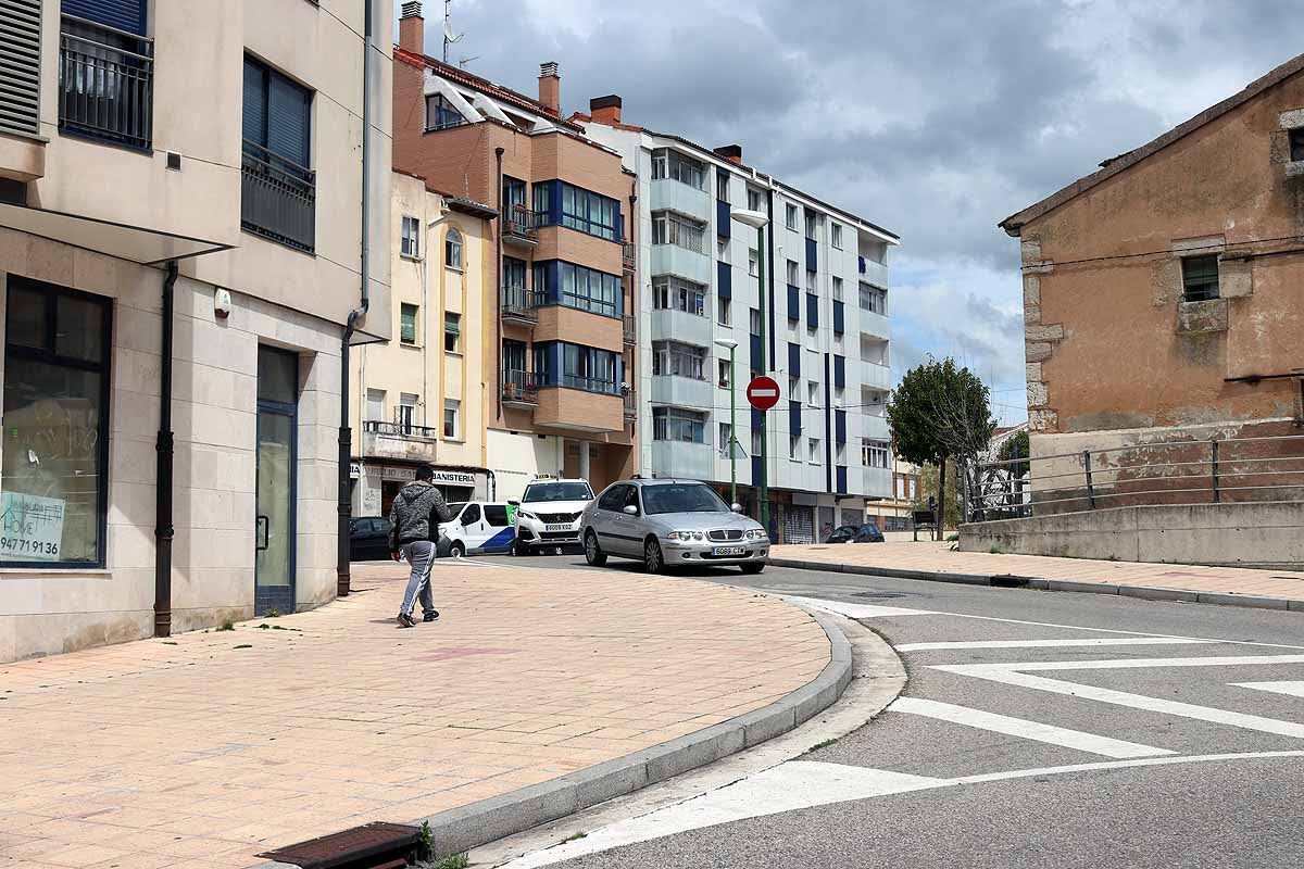 Las calles de Gamonal no soportaban la cantidad de gente habitual para un sábado por la mañana con una temperatura apacible. Si los burgaleses no pueden socializar ni expresarse en la calle, lo hacen en los balcones y ventanas. Los edificios del barrio de Gamonal son un ejemplo de ello.