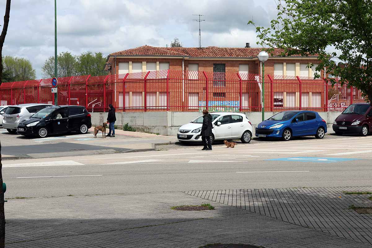 Las calles de Gamonal no soportaban la cantidad de gente habitual para un sábado por la mañana con una temperatura apacible. Si los burgaleses no pueden socializar ni expresarse en la calle, lo hacen en los balcones y ventanas. Los edificios del barrio de Gamonal son un ejemplo de ello.