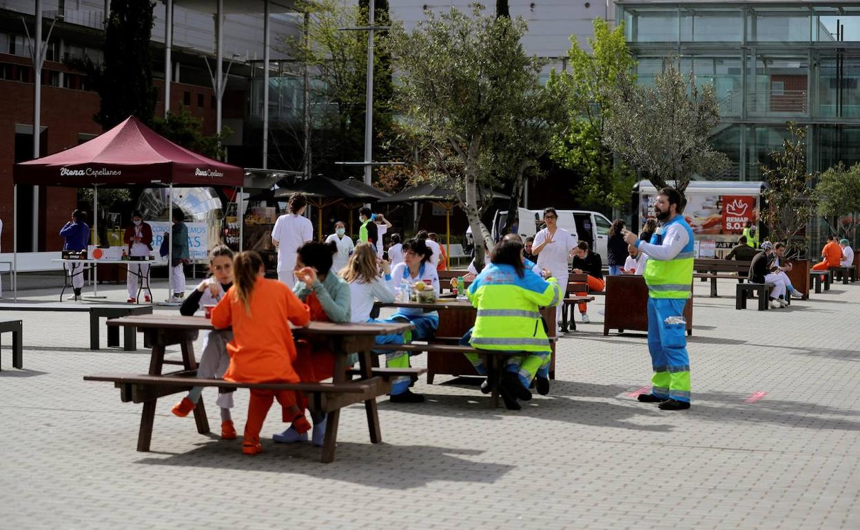 Sanitarios del hospital de Ifema se toman un descanso. 