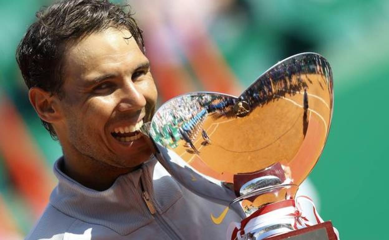 Un joven Rafa Nadal muerde uno de sus trofeos en Montecarlo. 