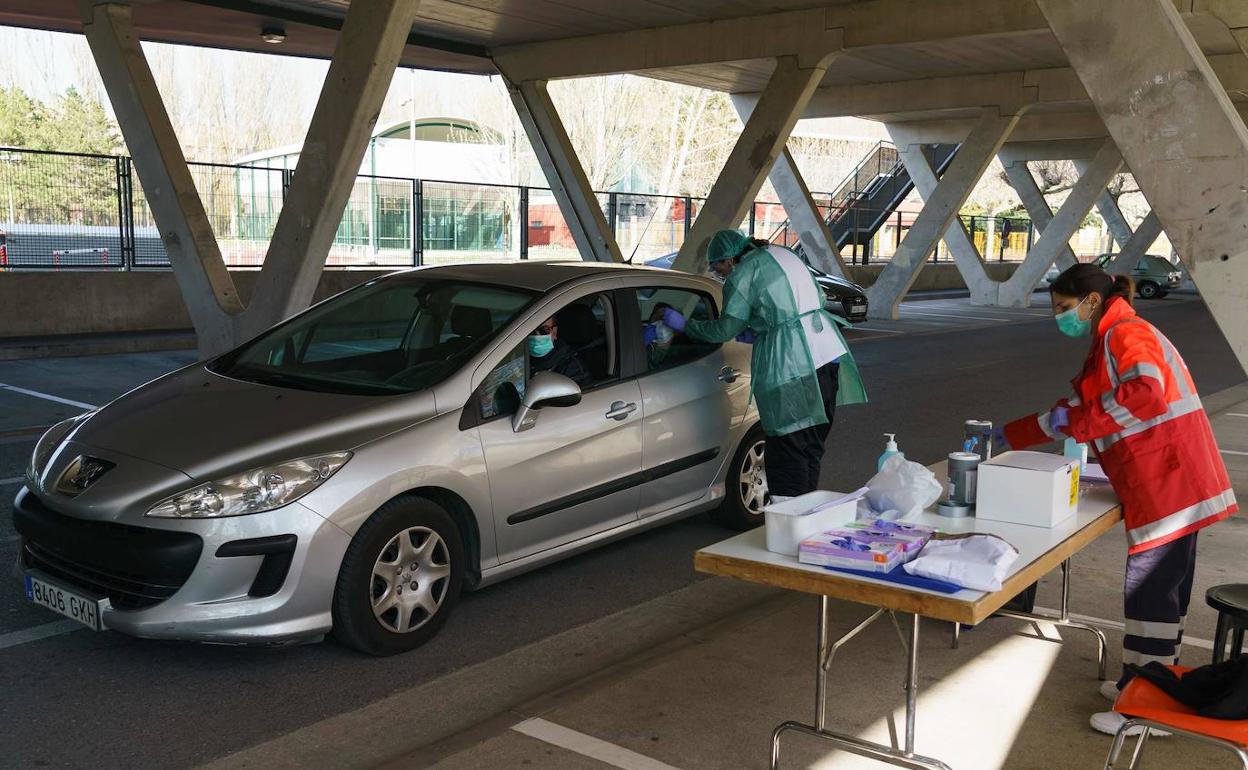 Imagen de la toma de muestras para las pruebas de la covid-19