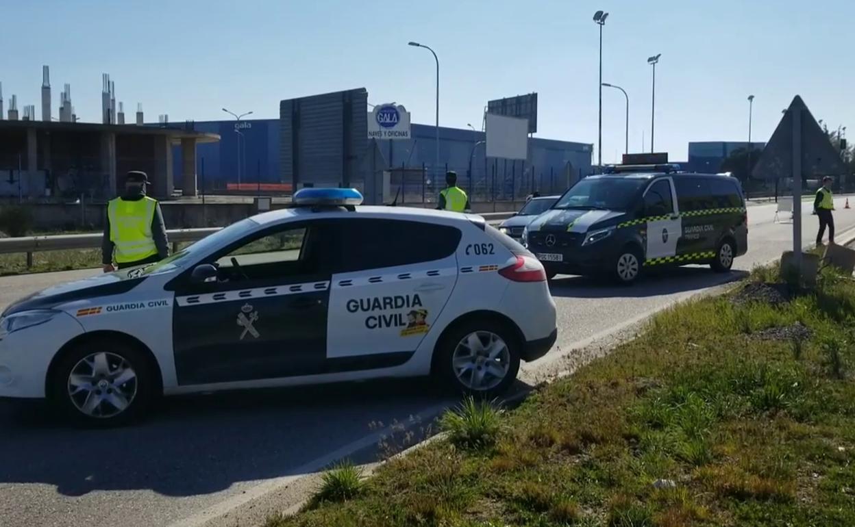 Imagen de un control de la Guardia Civil durante el confinamiento