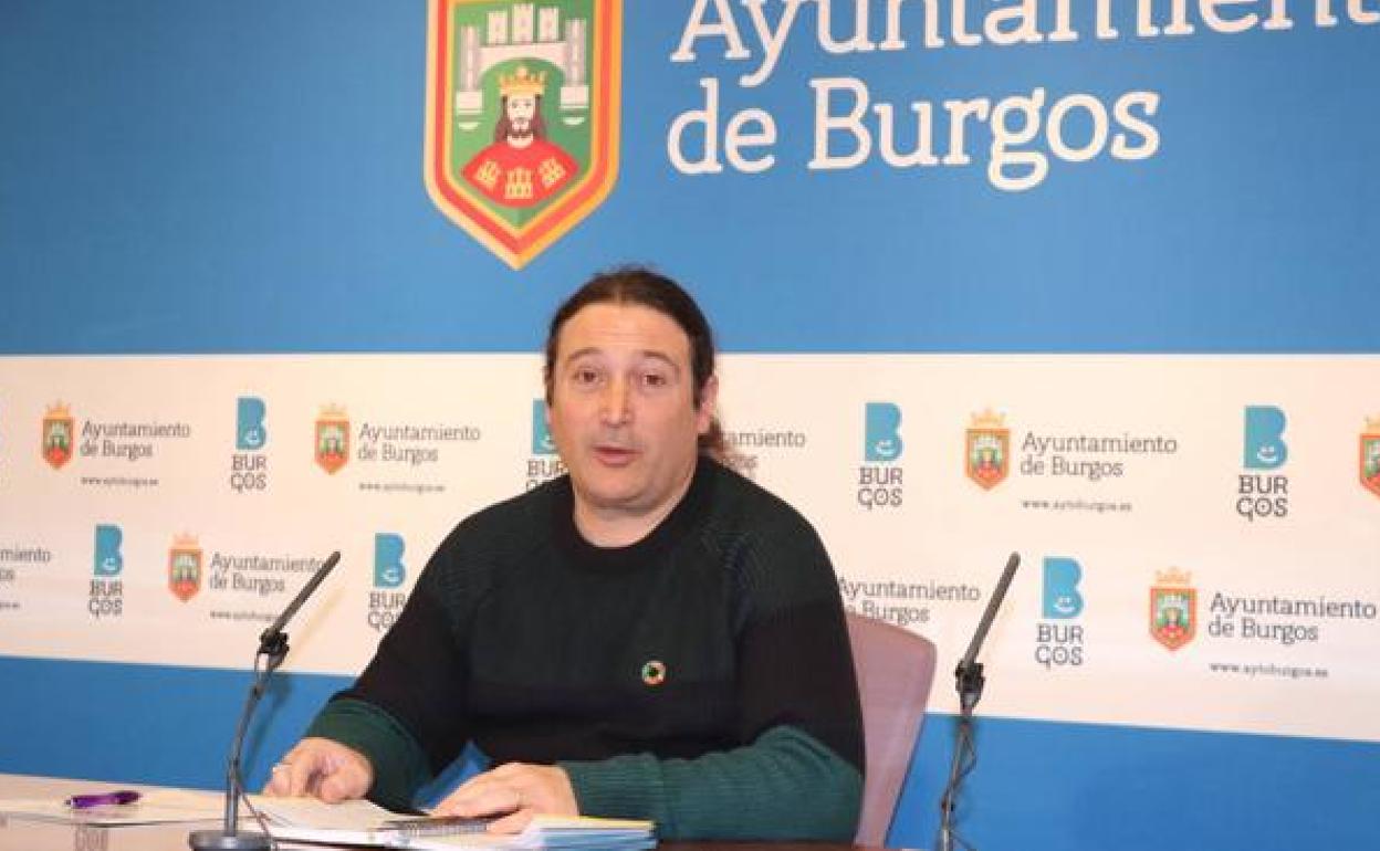 Israel Hernando en una rueda de prensa en el Ayutamiento de Burgos. 