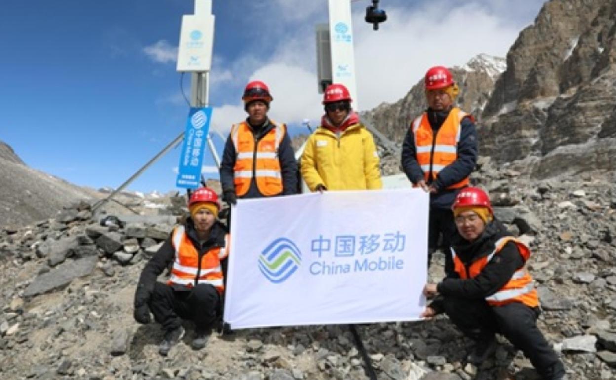 Técnicos con la antena 5G en el Everest.