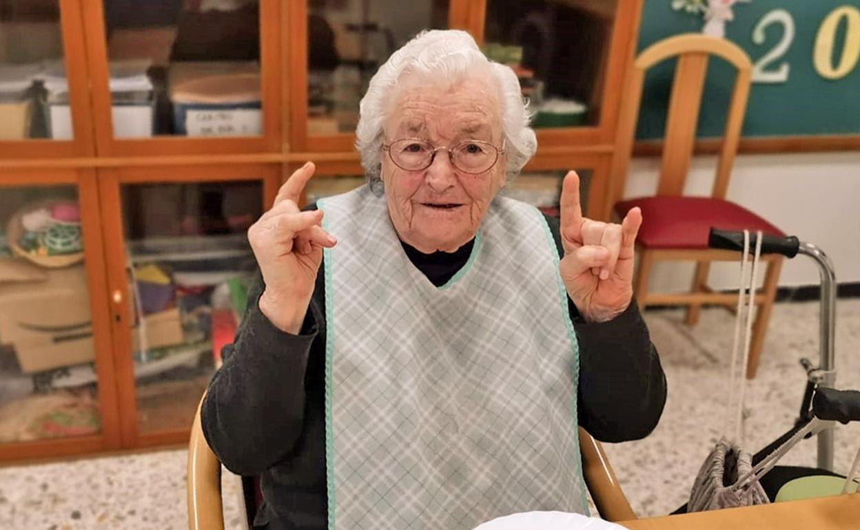 Ángela Moreno aprovecha el tiempo con manualidades y jugando a las cartas con sus compañeras. 