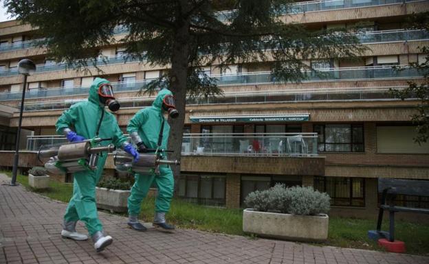 Militares de la UME desinfectan la residencia Cardenal Marcelo, de la Diputación de Valladolid.