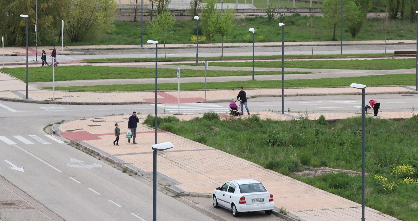 Un niño corre con su padre en Aranda de Duero. 