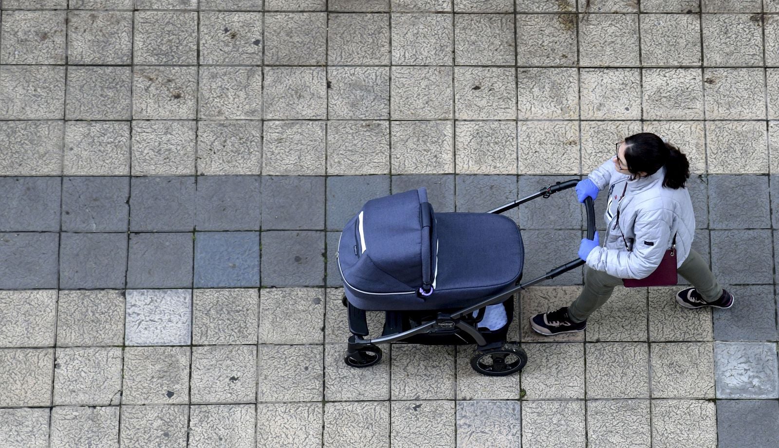 Un niño corre con su padre en Aranda de Duero. 