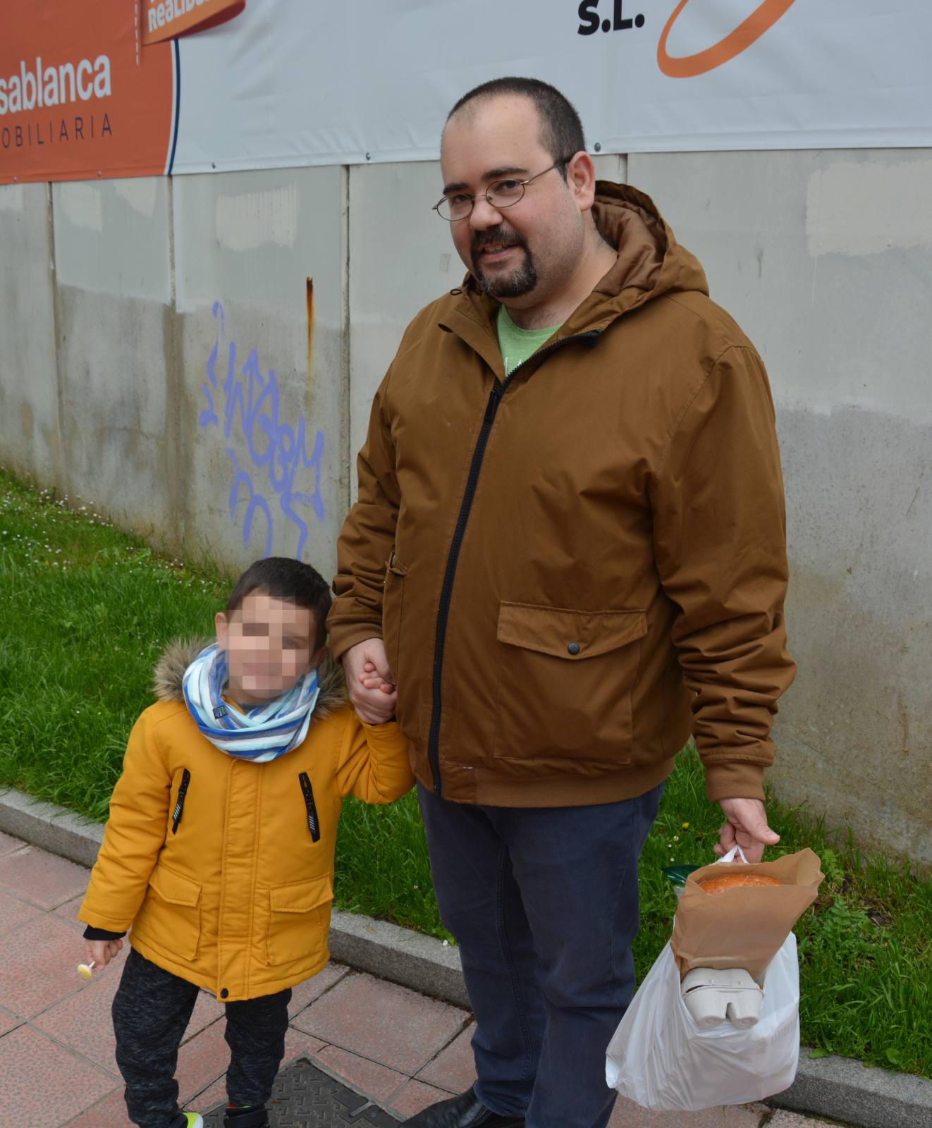 Un niño corre con su padre en Aranda de Duero. 