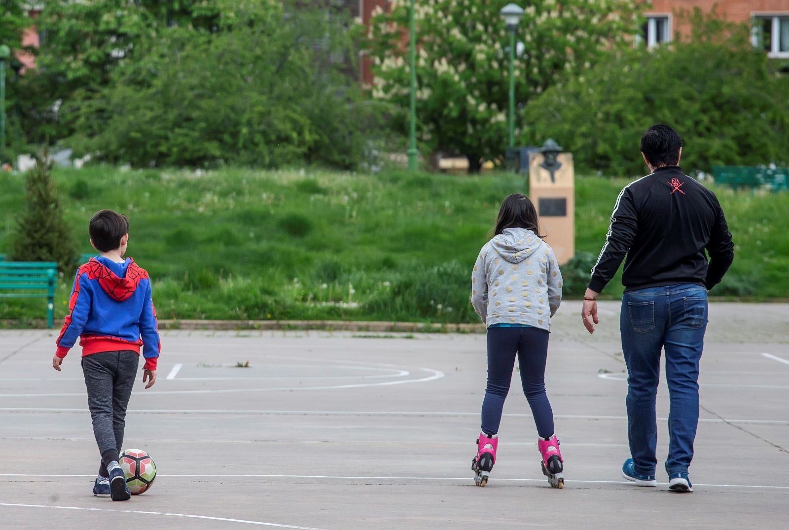 Un niño corre con su padre en Aranda de Duero. 