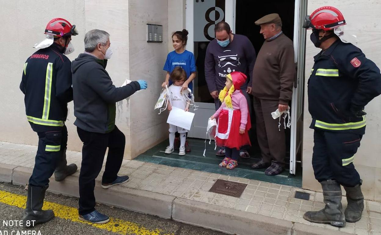 Los más pequeños recibieron al alcalde y los bomberos con sorpresa.