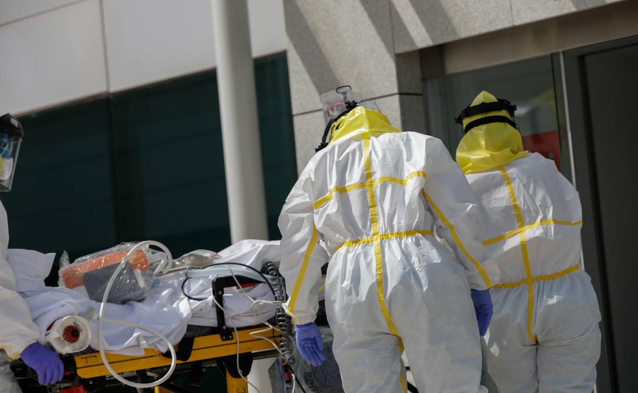 Varios sanitarios trasladan a un paciente al interior de Ifema.