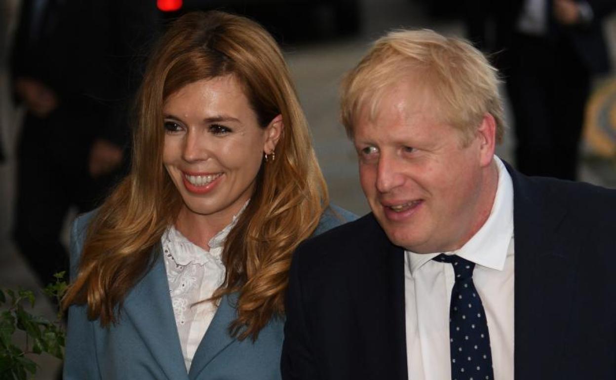 Boris Johnson y su prometida, Carrie Symonds. 