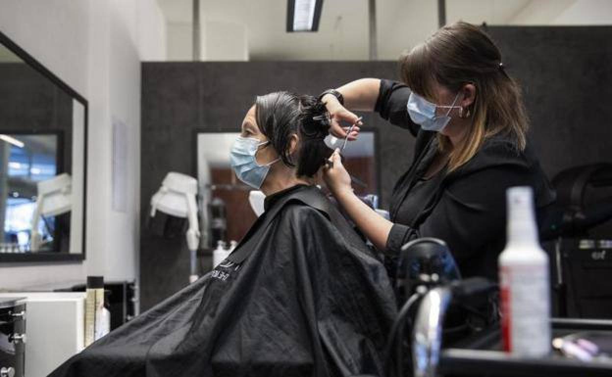 Las mascarillas serán habituales también en las peluquerías.