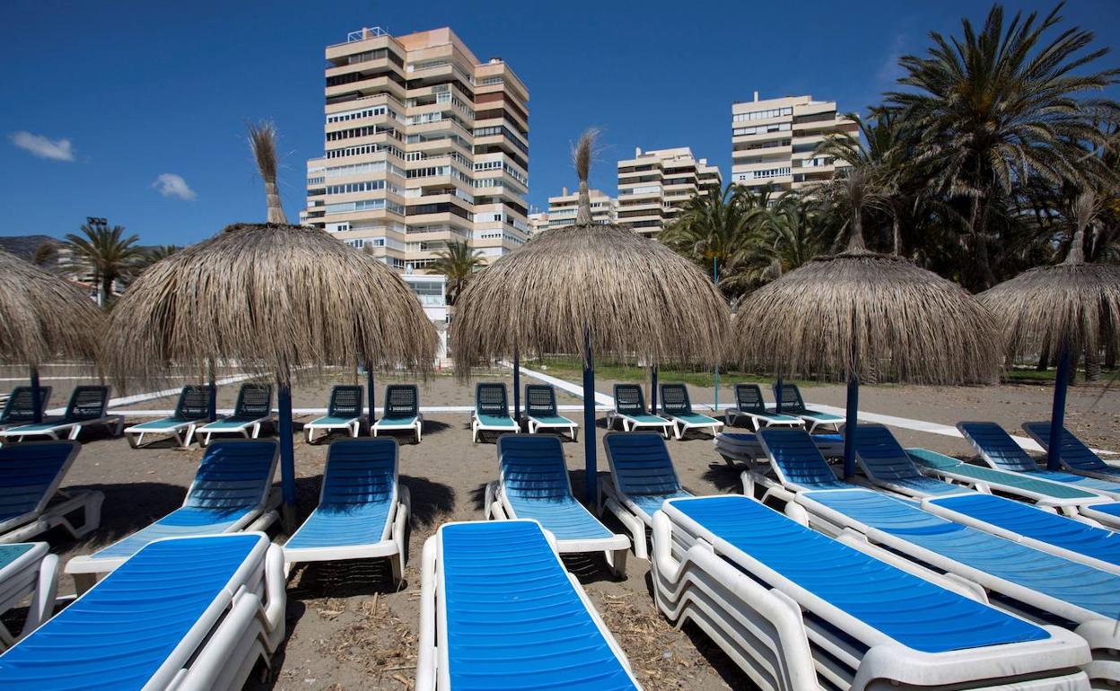 La playa de Torremolinos vacía.