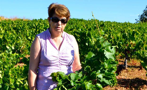 Elva García, en uno de los viñedos. 