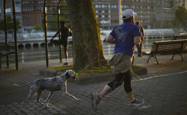 El BOE aclara que no hay límite horario para los paseos y el deporte dentro de las franjas horarias