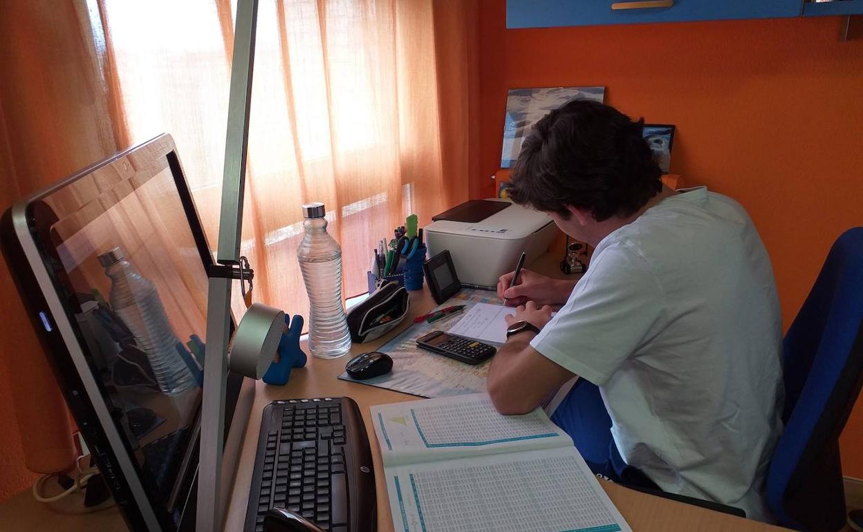 Un estudiante se prepara en casa para la EBAU. 