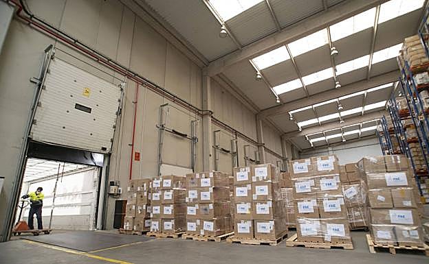 Imagen principal - FAE entrega en el HUBU el primer material de protección sanitaria adquirido gracias a su campaña #NosNecesitanATodos