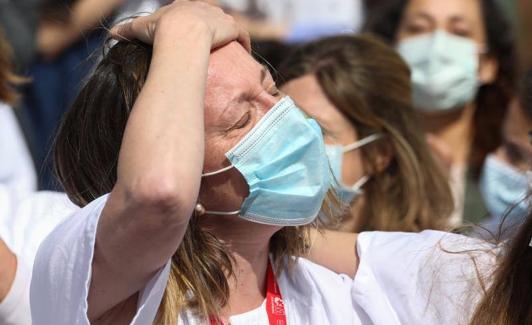 Una trabajadora sanitaria durante el acto este viernes en Ifema.