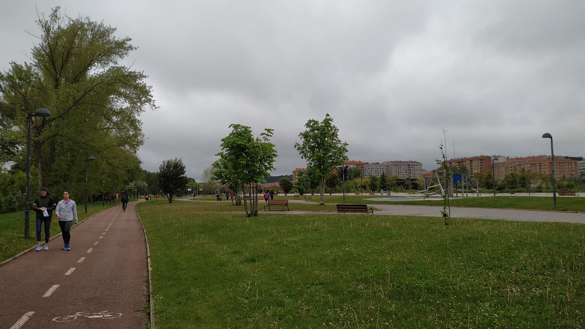 El 6-3 y la orilla del Vena también se han llenado de paseantes, algunos invadiendo el carril bici