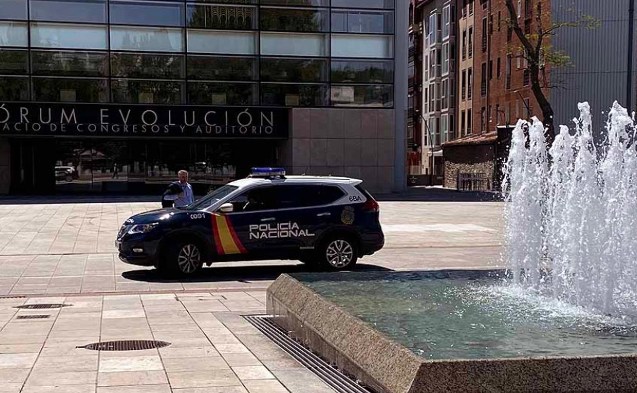 Una patrulal de la Policía Nacional informa a un ciudadano frente al MEH este domingo.