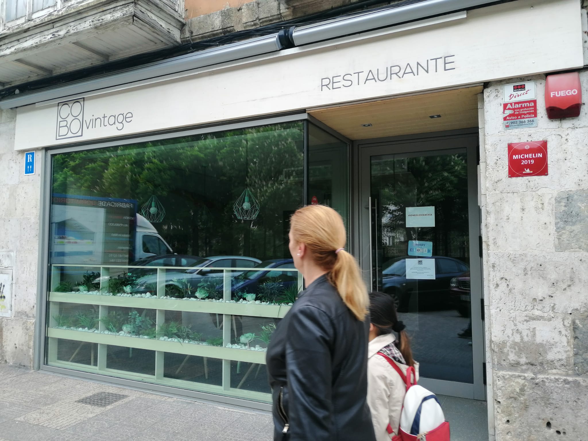 Fotos: La hostelería continúa con la persiana bajada