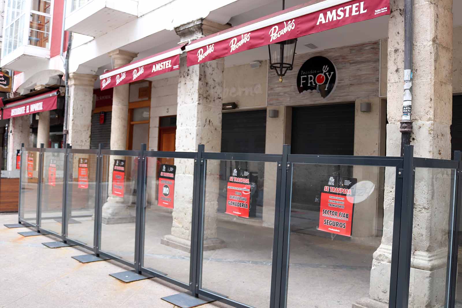 Fotos: La hostelería continúa con la persiana bajada