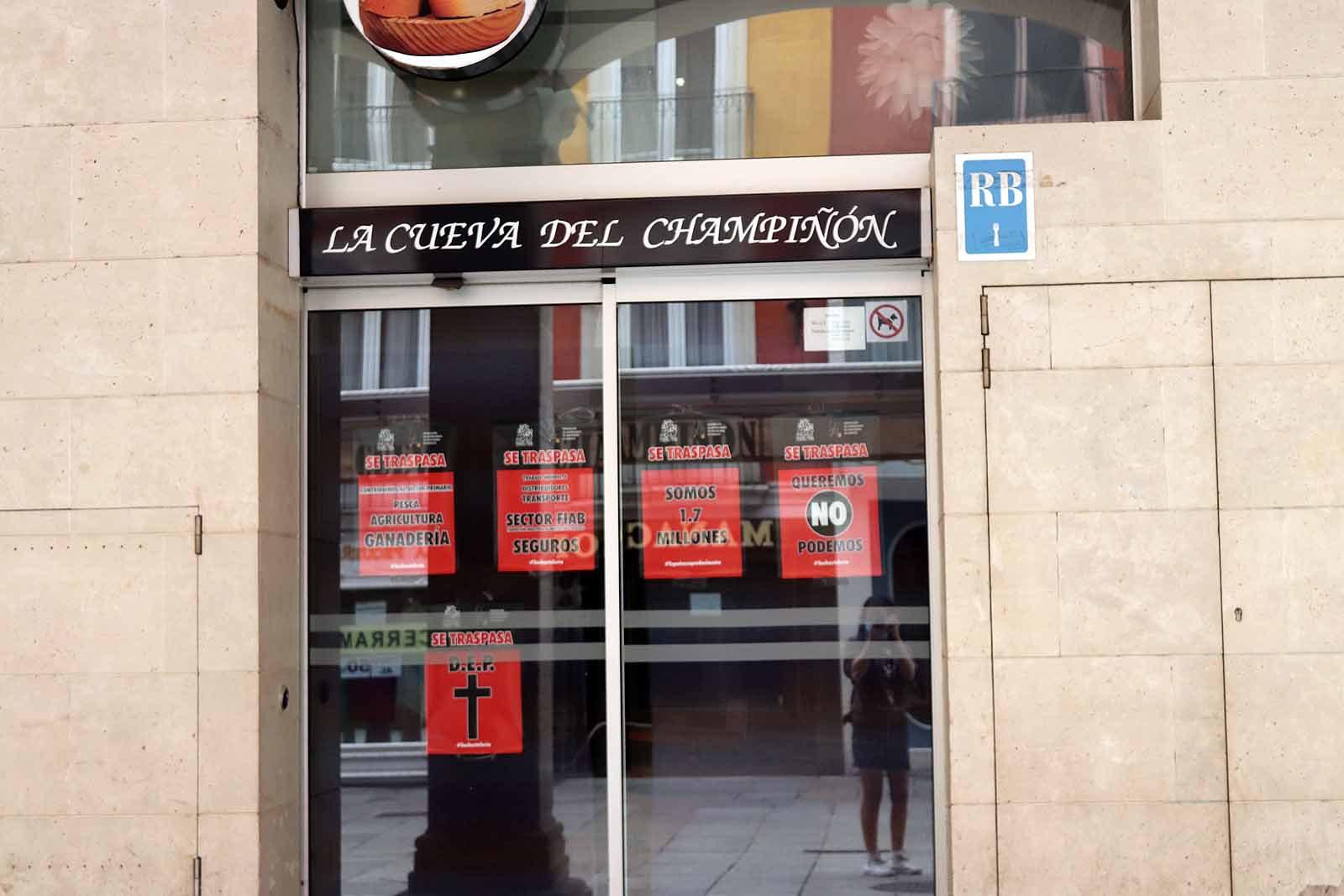 Fotos: La hostelería continúa con la persiana bajada