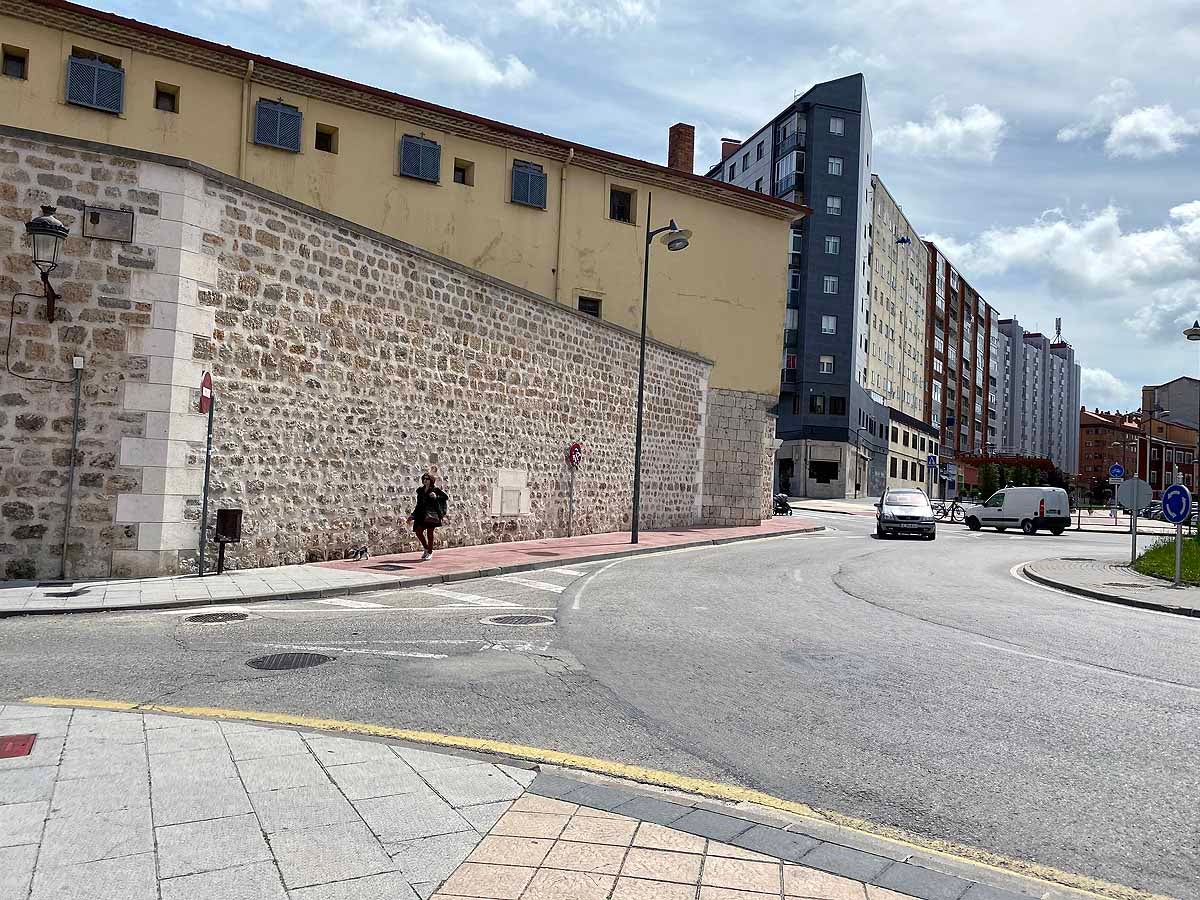 Desescalada Fotos: Un martes soleado en Burgos para pasear y salir a comprar