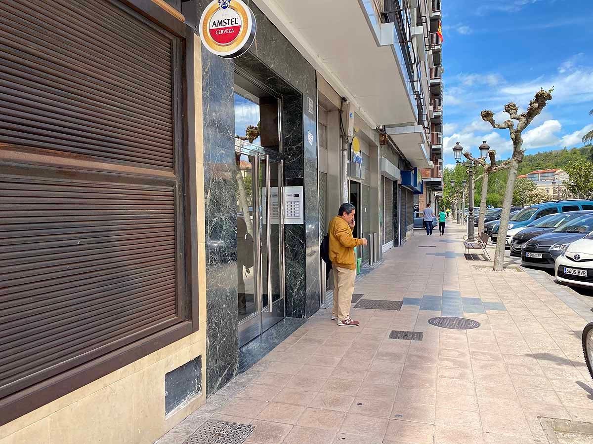 Desescalada Fotos: Un martes soleado en Burgos para pasear y salir a comprar