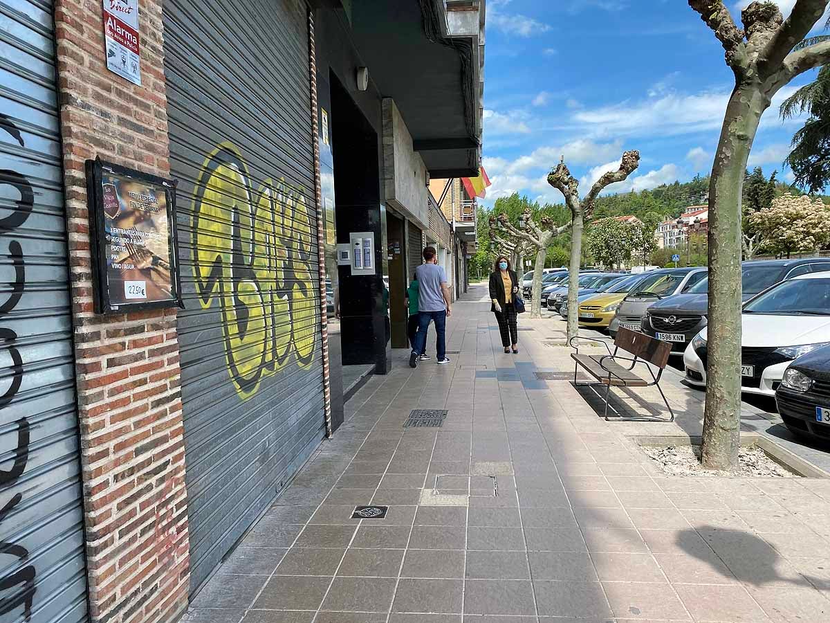 Desescalada Fotos: Un martes soleado en Burgos para pasear y salir a comprar