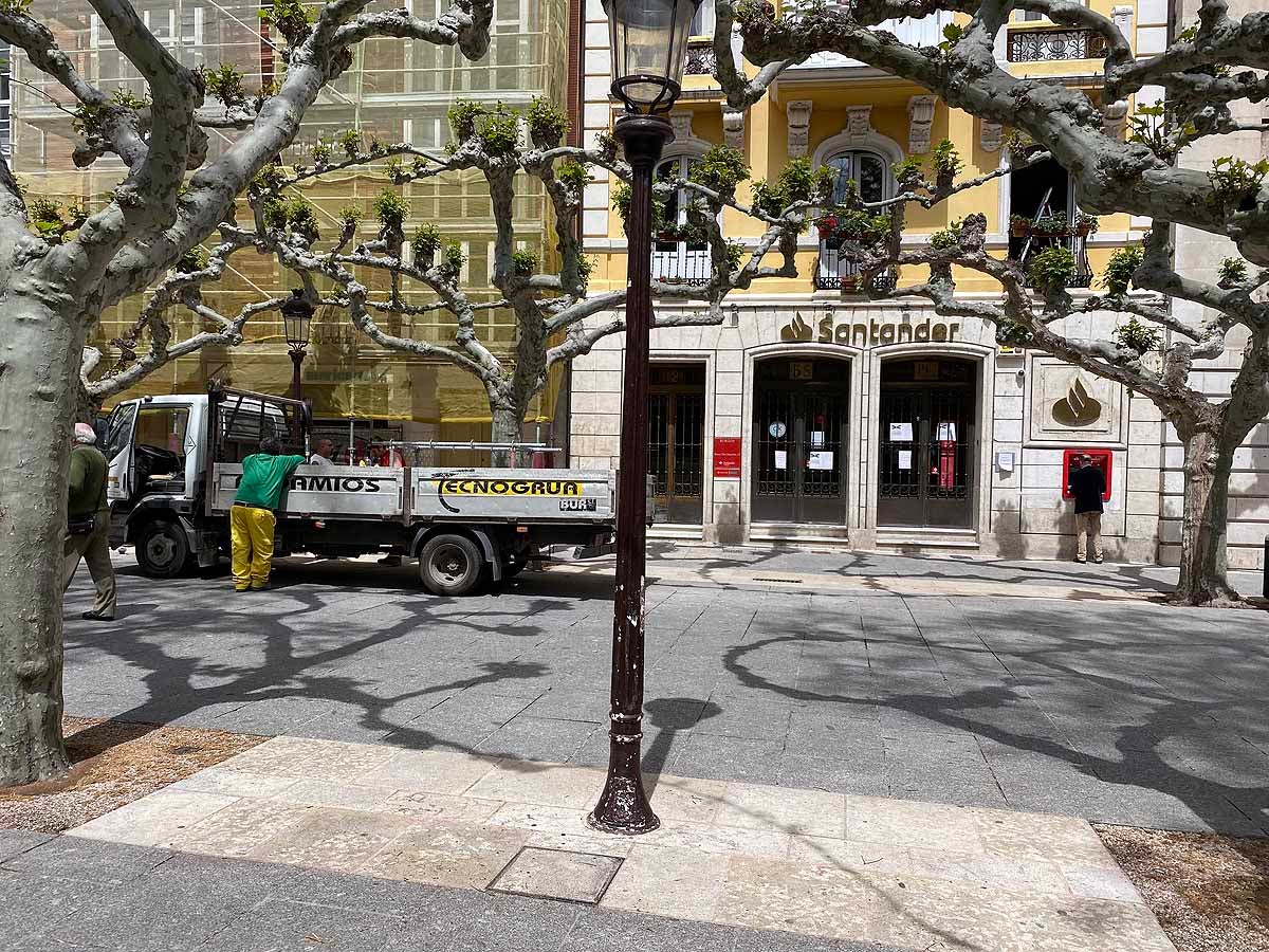 Desescalada Fotos: Un martes soleado en Burgos para pasear y salir a comprar