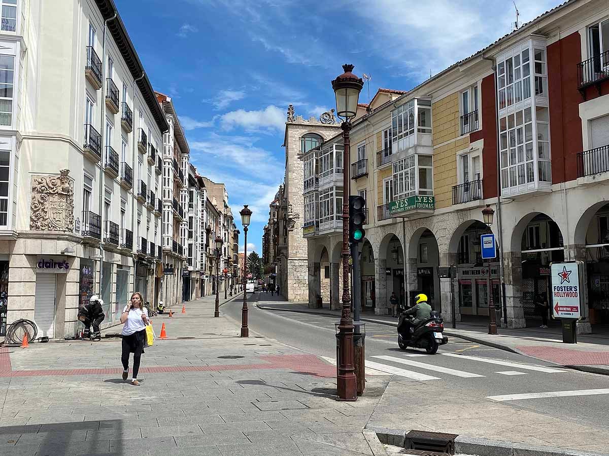 Desescalada Fotos: Un martes soleado en Burgos para pasear y salir a comprar