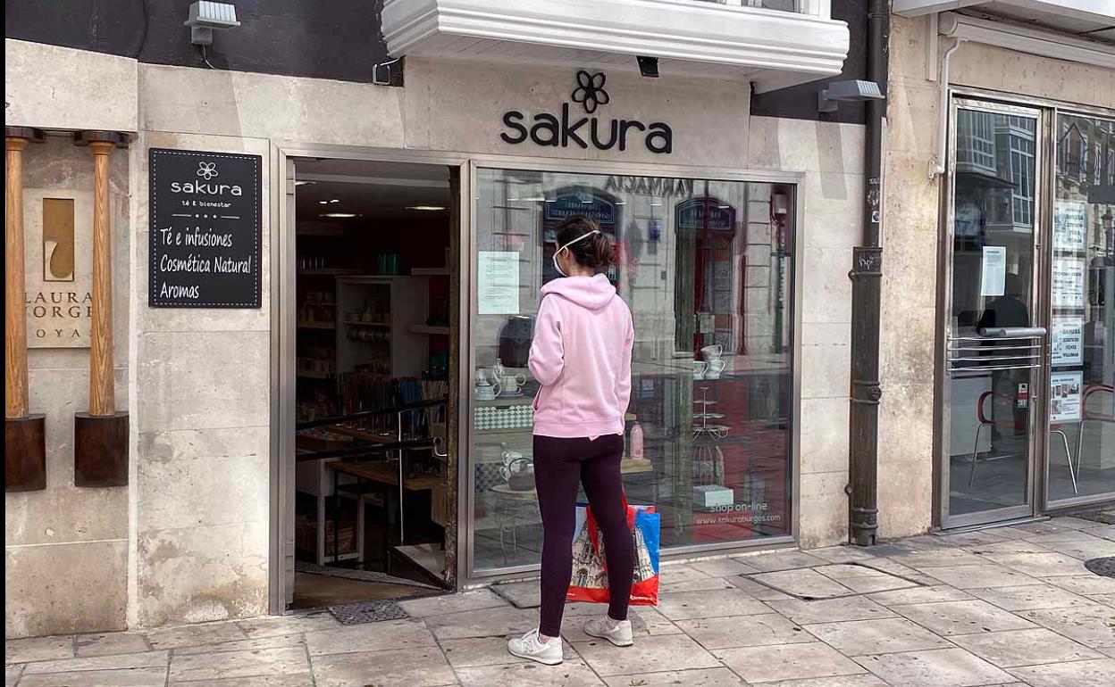 Pequeño comercio burgalés que ayer abrió sus puertas. 