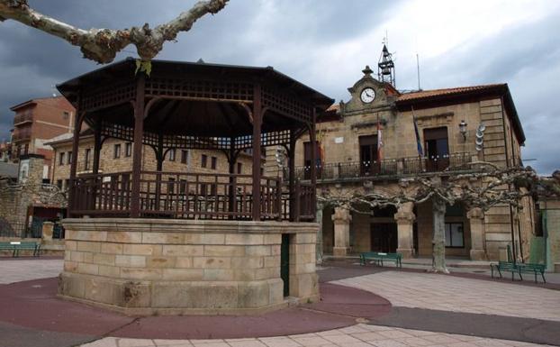 Imagen de la plaza de Quintanar de la Sierra. 