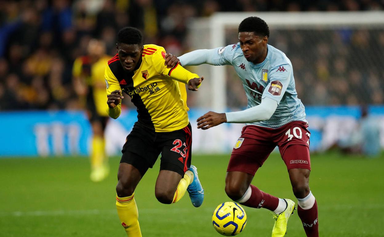 Sarr, futbolista del Watford, en un lance ante Hause, del Aston Villa. 
