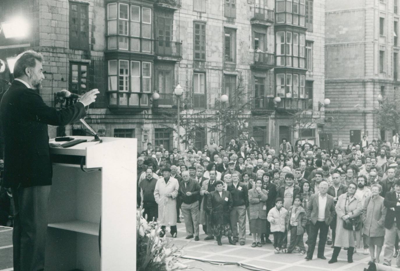 Mitin de Julio Anguita, en la Plaza de Pombo de Santander, en 1991.